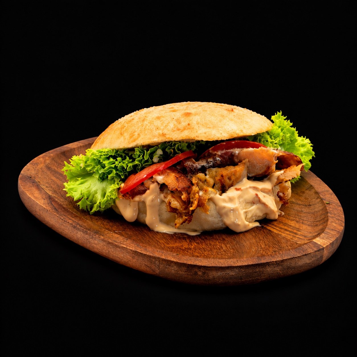 Kebap DAVA pe platou de lemn, pe fundal negru